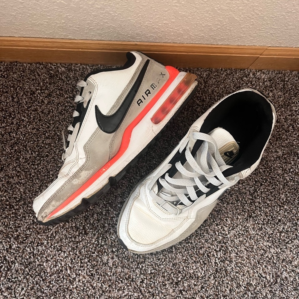 Nike Men’s Air Max Tennis Shoes White and Black with Red Trim - Picture 4 of 7